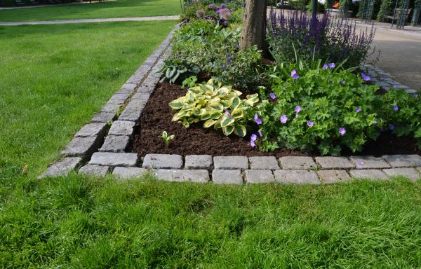 Flower Bed Mulching in Battle Ground